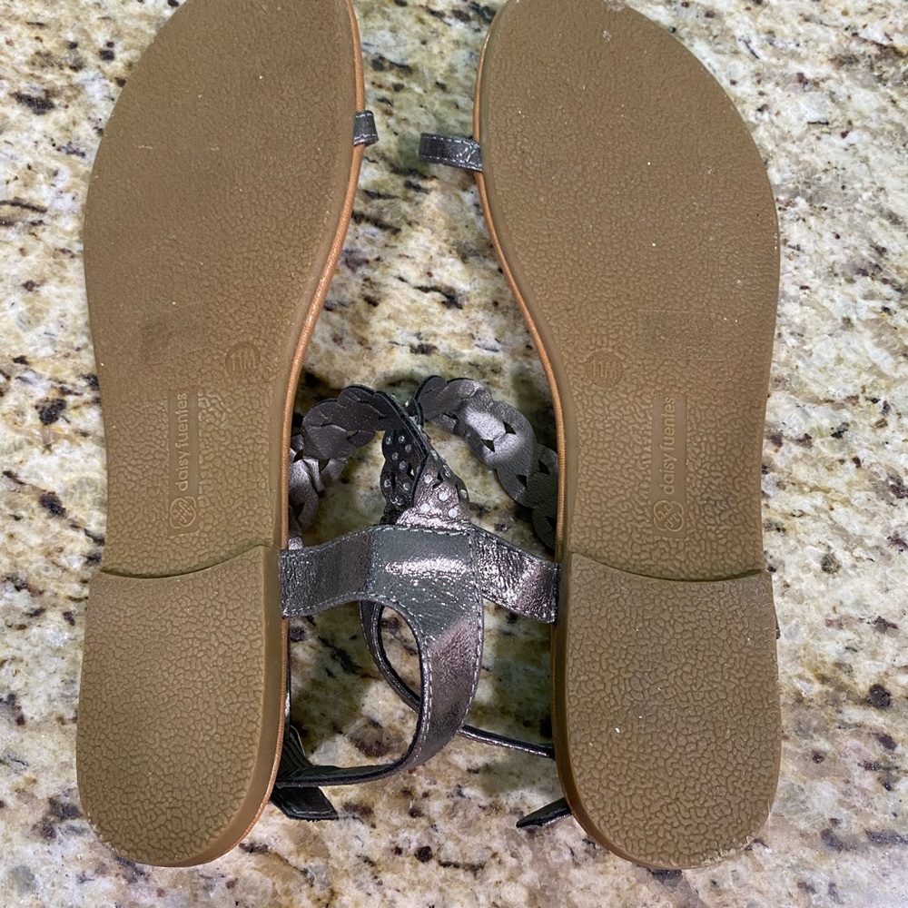 NWOB daisy fuentes Leather Pewter T Strap Sandals With Rhinestones 11 - Picture 4 of 5